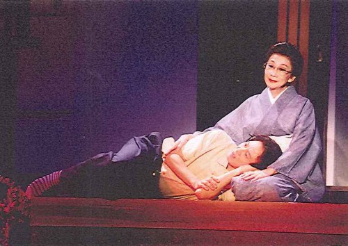 初演の舞台から。淡路恵子と田村亮