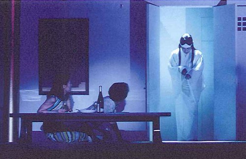 初演の舞台から。音無美紀子演じる、克子の幽霊。左から、眞継玉青、田村亮、音無美紀子。